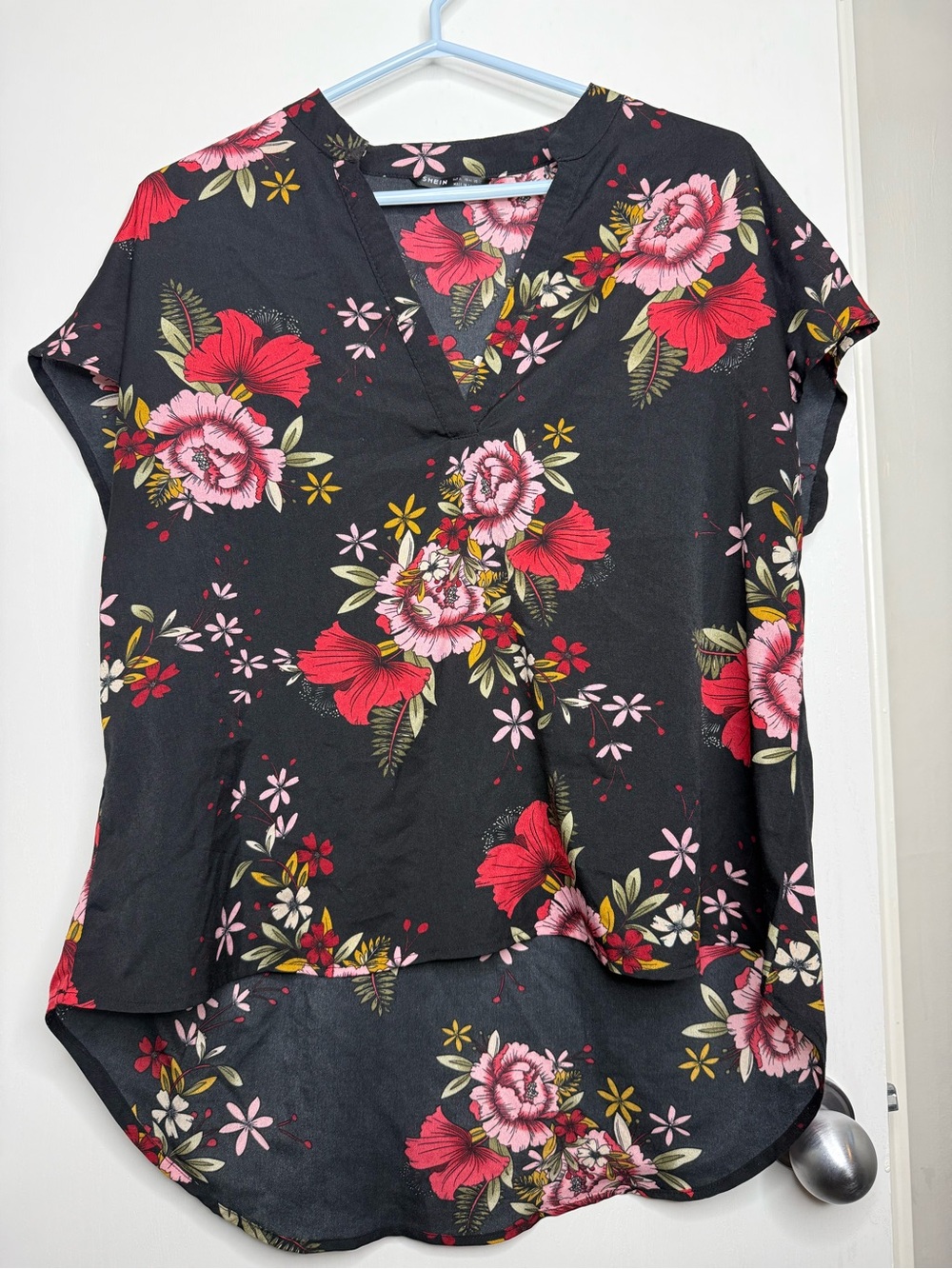 Floral V-Neck Women’s Top in Black with Pink & Red Blooms SHEIN XL
